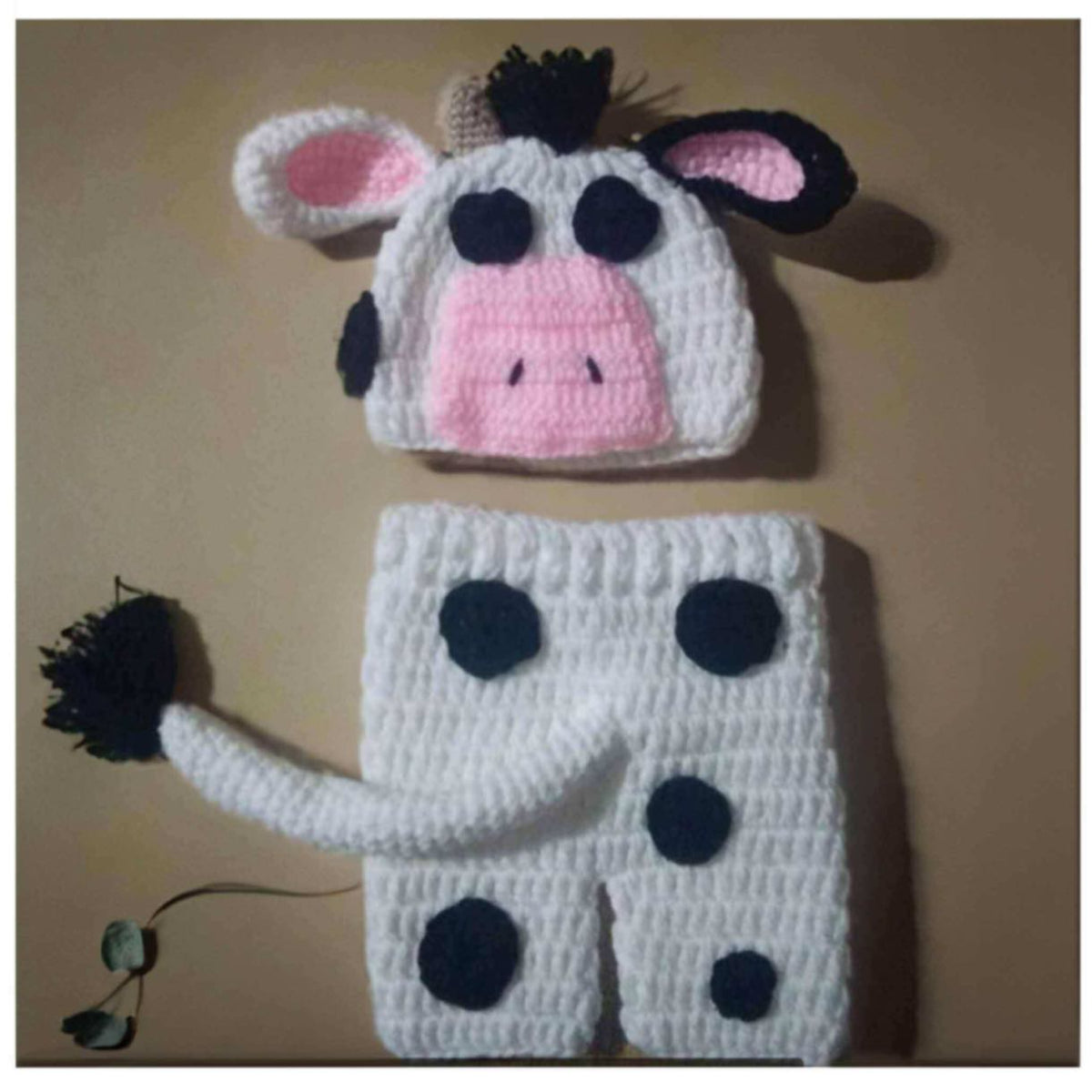 Ensemble de photographie nouveau-né CuddlyCow tricoté à la main (tenue au crochet en coton biologique)