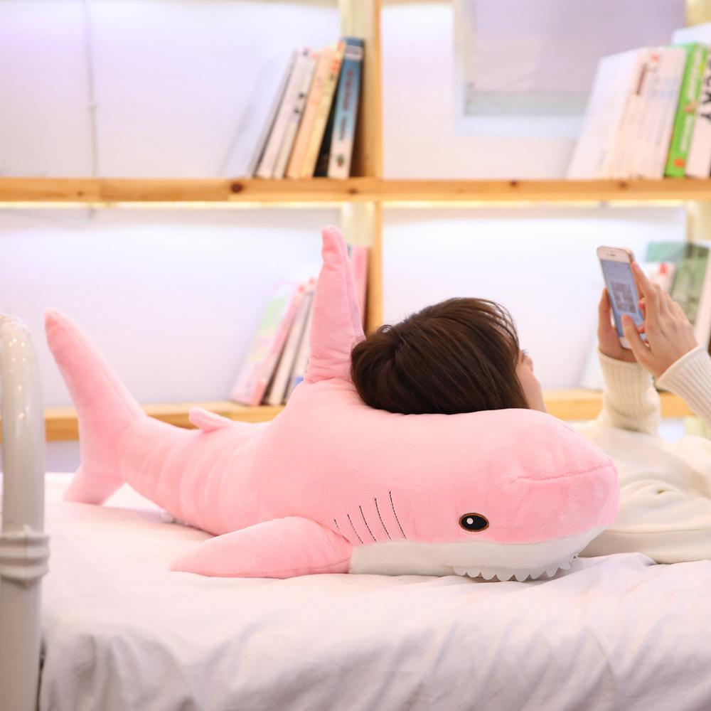 Grande peluche de requin pour enfant