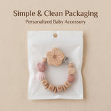 Attache-tétine personnalisée prénom en bois et perles, fleur rose – Cadeau de naissance