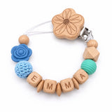 Attache-tétine personnalisée prénom en bois et perles, fleur rose – Cadeau de naissance