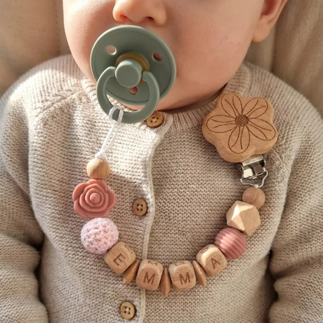 Attache-tétine personnalisée prénom en bois et perles, fleur rose – Cadeau de naissance