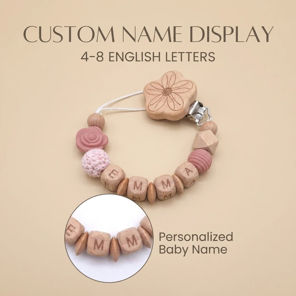 Attache-tétine personnalisée prénom en bois et perles, fleur rose – Cadeau de naissance