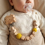 Attache-tétine personnalisée prénom, perles en bois et lion au crochet – Cadeau de naissance