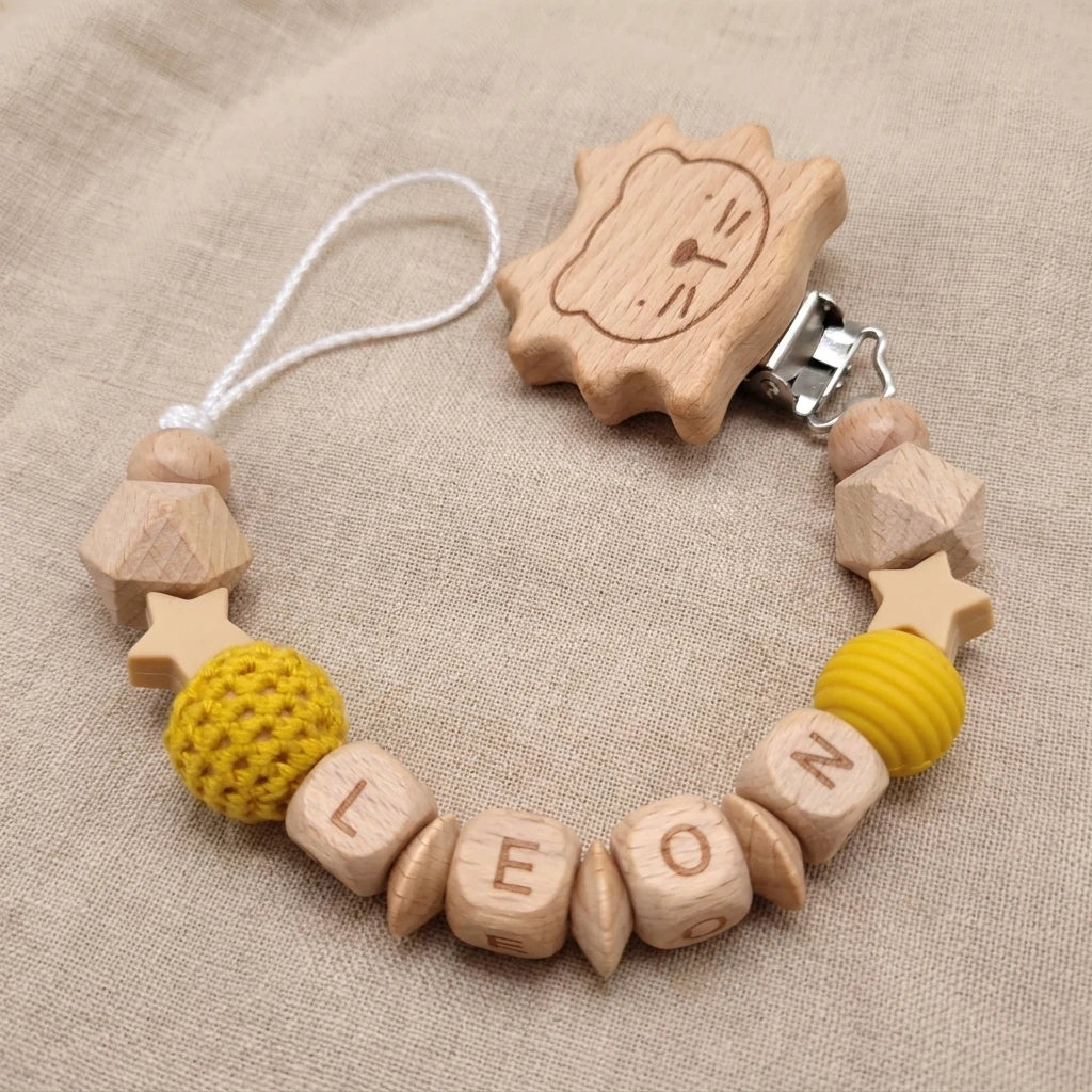 Attache-tétine personnalisée prénom, perles en bois et lion au crochet – Cadeau de naissance