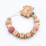 Attache-tétine personnalisée prénom, perles en bois et lion au crochet – Cadeau de naissance