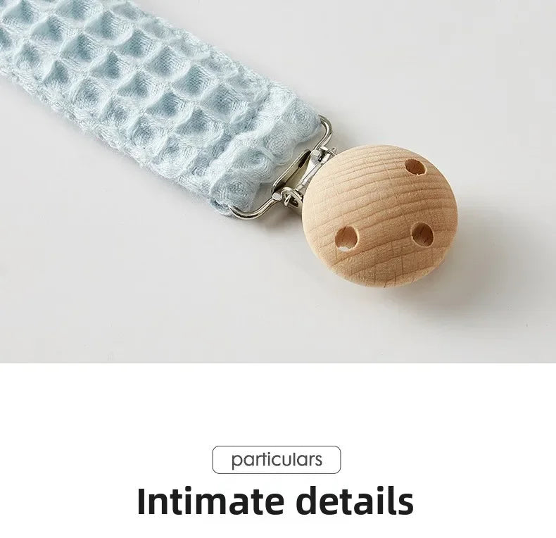 Attache-tétine brodée au prénom avec clip en bois – Cadeau de naissance