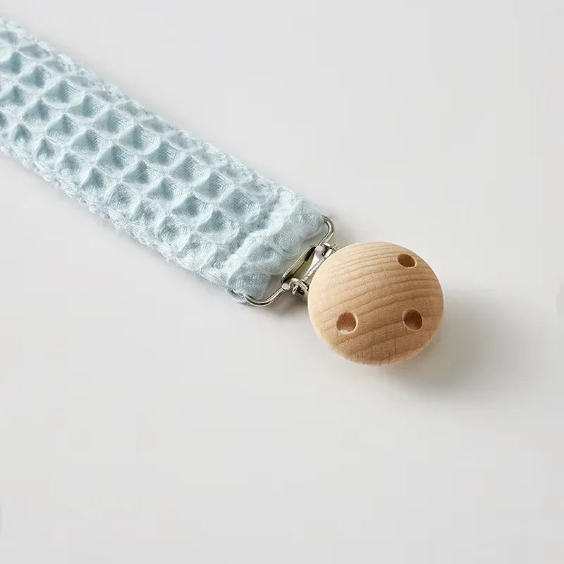 Attache-tétine brodée au prénom avec clip en bois – Cadeau de naissance