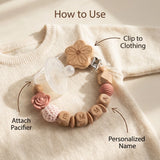 Attache-tétine personnalisée prénom en bois et perles, fleur rose – Cadeau de naissance