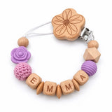 Attache-tétine personnalisée prénom en bois et perles, fleur rose – Cadeau de naissance