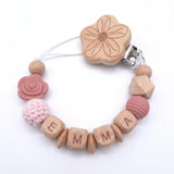 Attache-tétine personnalisée prénom en bois et perles, fleur rose – Cadeau de naissance