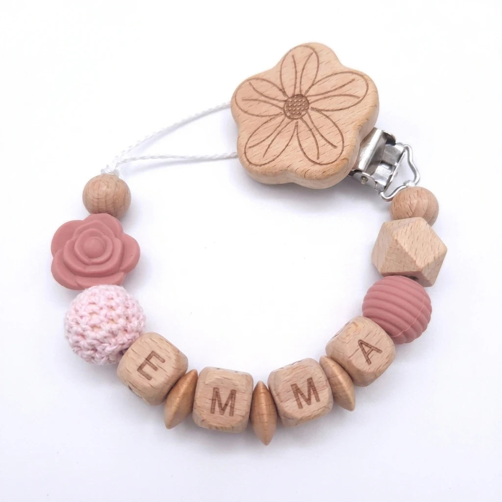 Attache-tétine personnalisée prénom en bois et perles, fleur rose – Cadeau de naissance