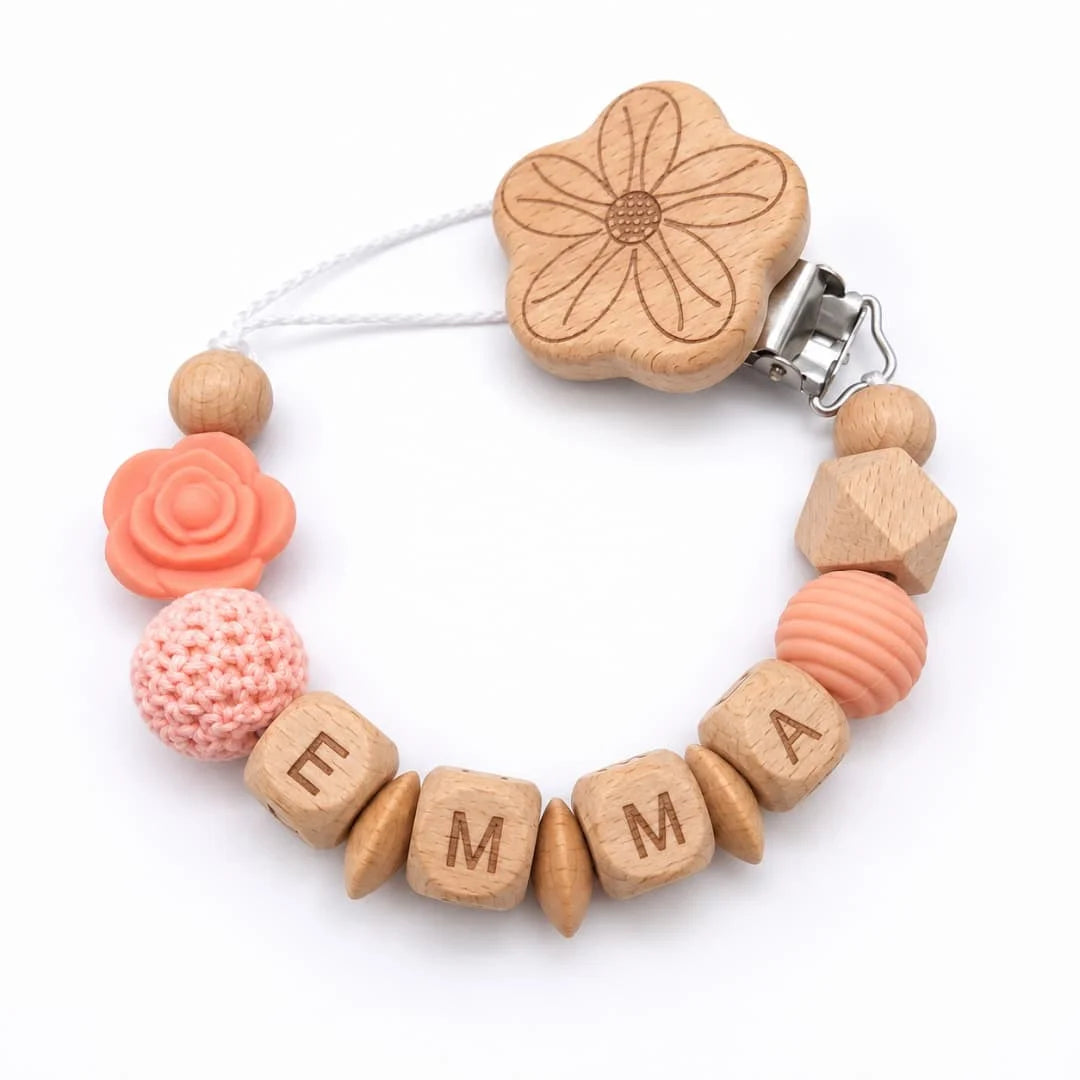 Attache-tétine personnalisée prénom en bois et perles, fleur rose – Cadeau de naissance