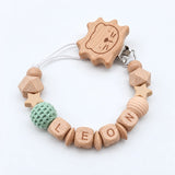 Attache-tétine personnalisée prénom, perles en bois et lion au crochet – Cadeau de naissance