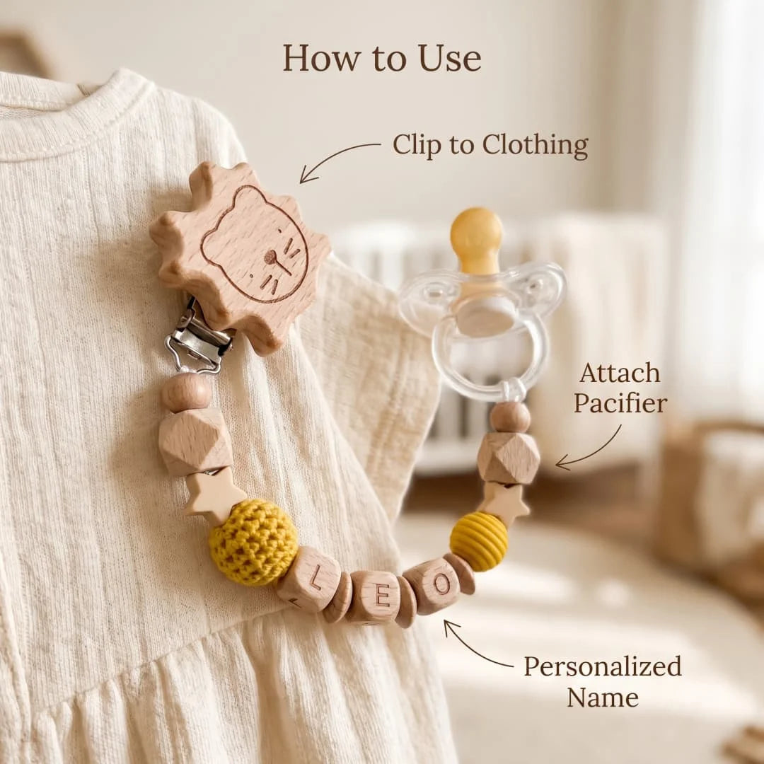 Attache-tétine personnalisée prénom, perles en bois et lion au crochet – Cadeau de naissance