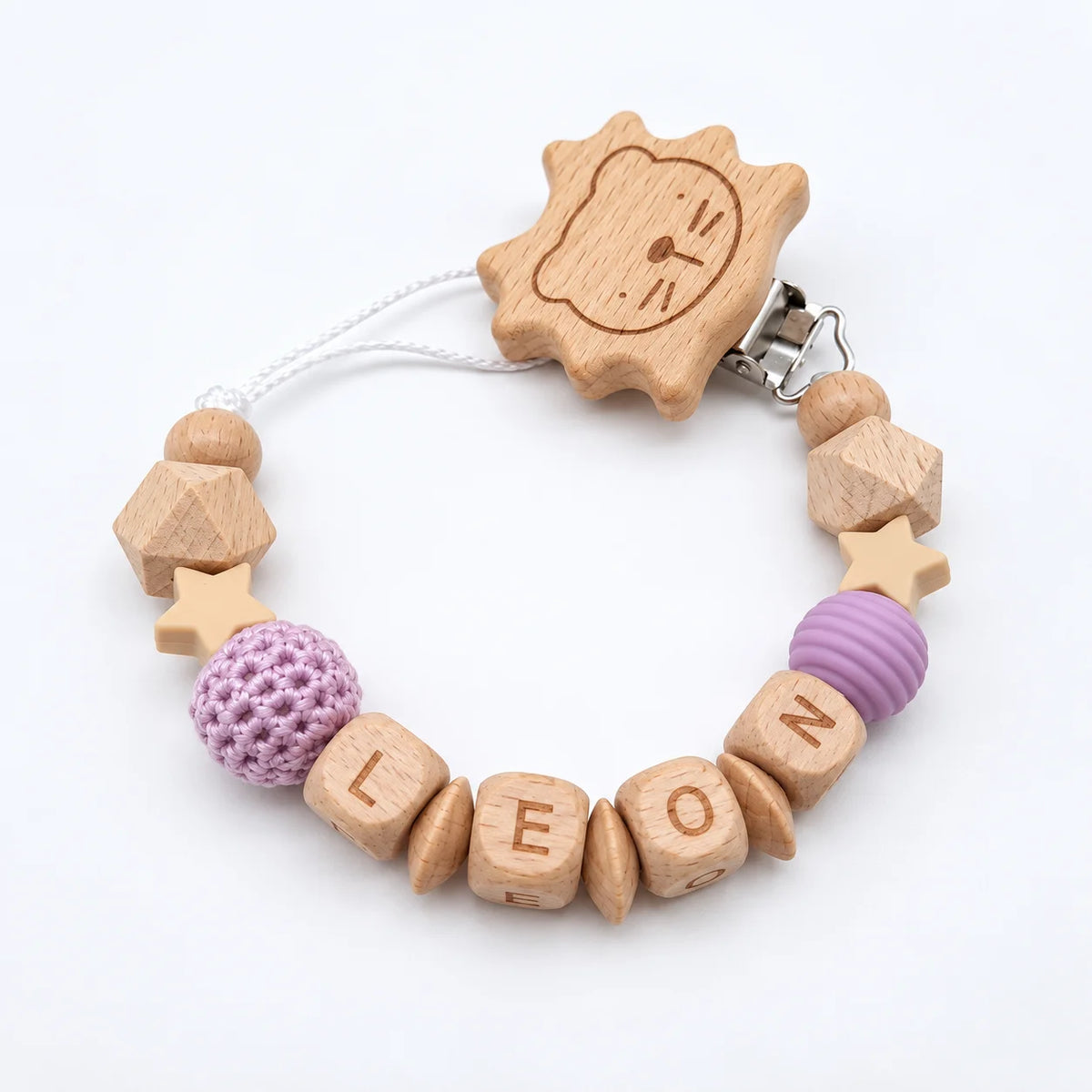 Attache-tétine personnalisée prénom, perles en bois et lion au crochet – Cadeau de naissance