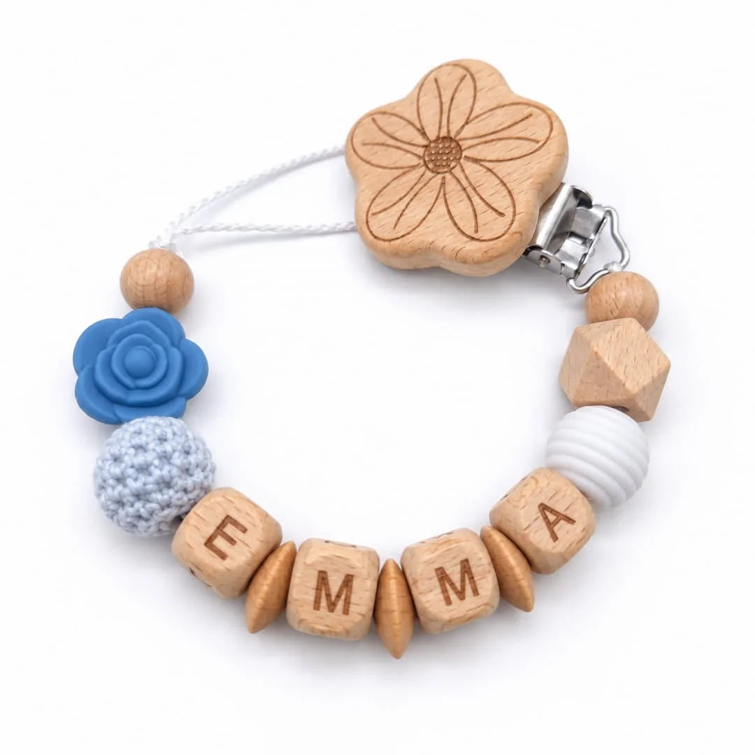 Attache-tétine personnalisée prénom en bois et perles, fleur rose – Cadeau de naissance