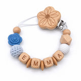 Attache-tétine personnalisée prénom en bois et perles, fleur rose – Cadeau de naissance