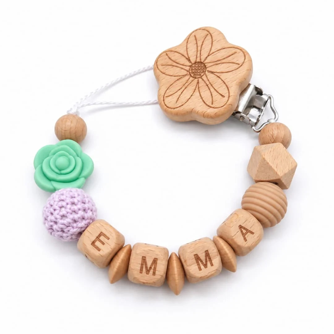 Attache-tétine personnalisée prénom en bois et perles, fleur rose – Cadeau de naissance