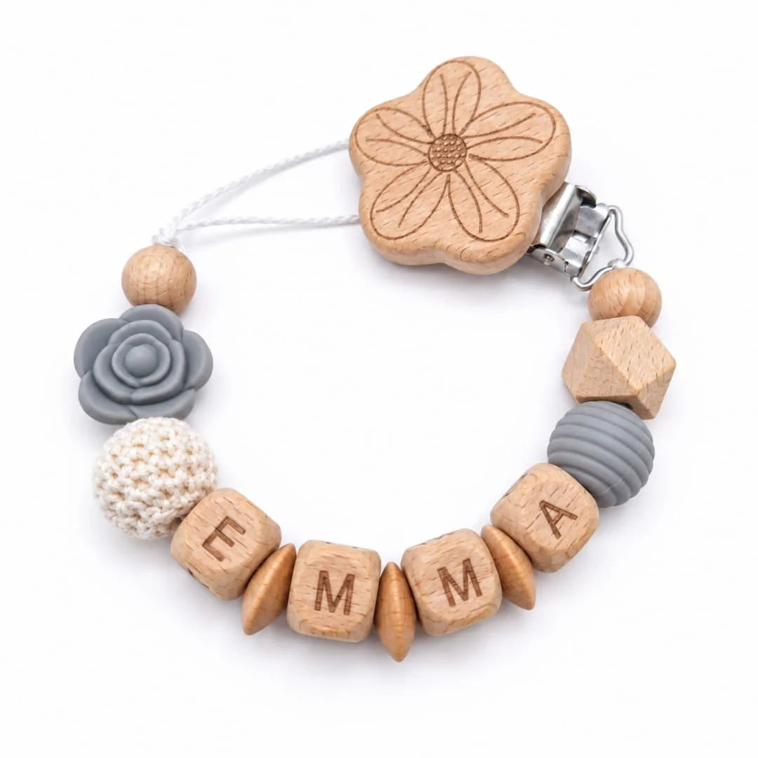 Attache-tétine personnalisée prénom en bois et perles, fleur rose – Cadeau de naissance