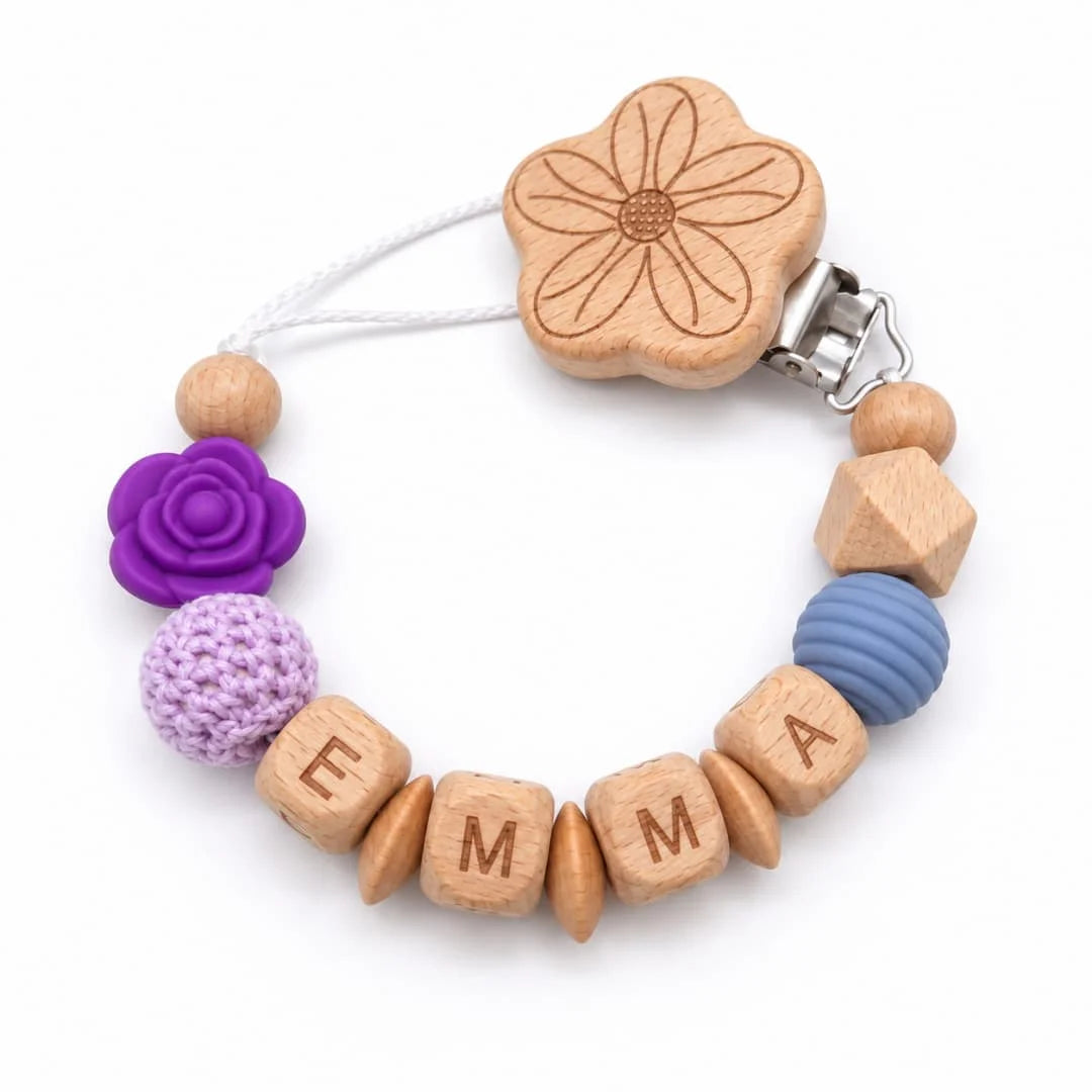 Attache-tétine personnalisée prénom en bois et perles, fleur rose – Cadeau de naissance