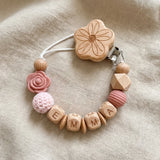 Attache-tétine personnalisée prénom en bois et perles, fleur rose – Cadeau de naissance