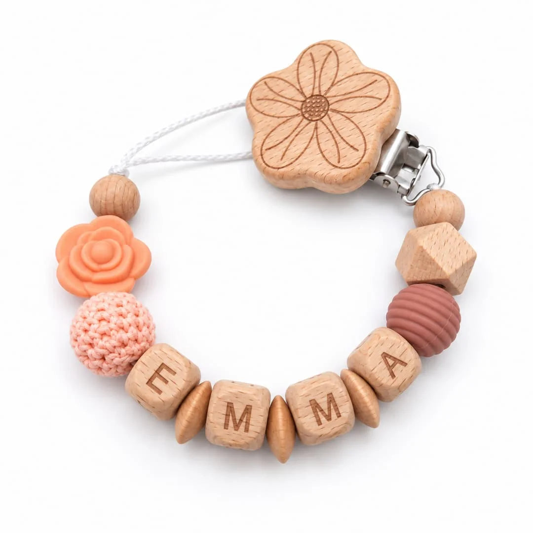 Attache-tétine personnalisée prénom en bois et perles, fleur rose – Cadeau de naissance