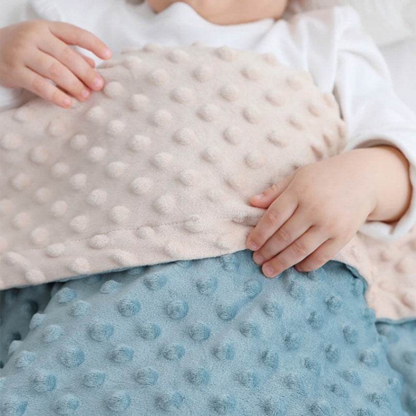 Couverture Bébé Peluche BleuRibbon à Dos Pointillé | Polaire Sensorielle Double Couche