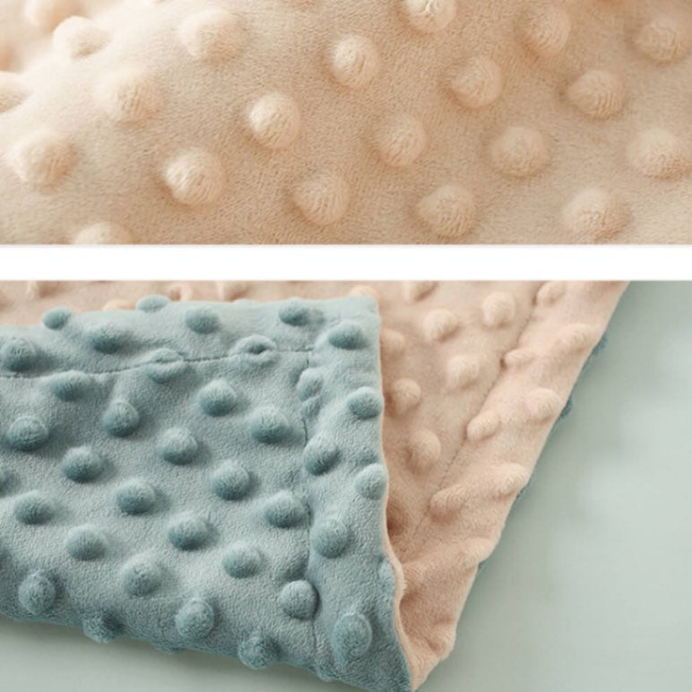 Couverture Bébé Peluche BleuRibbon à Dos Pointillé | Polaire Sensorielle Double Couche